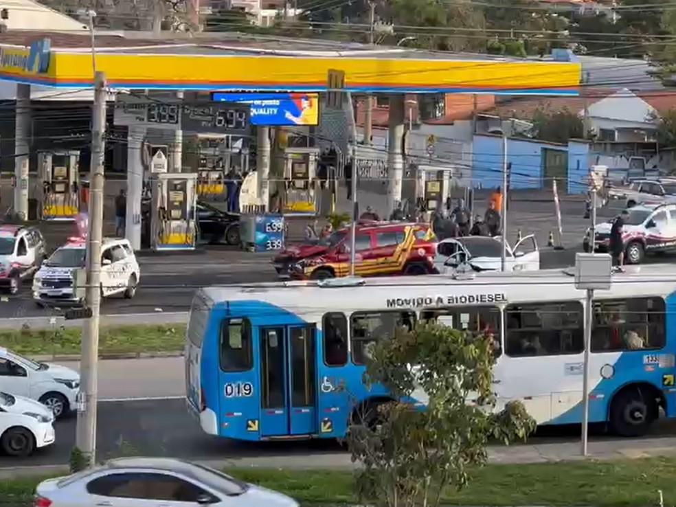 Quatro homens ficam feridos após colisão entre viatura do Corpo de Bombeiros e um carro