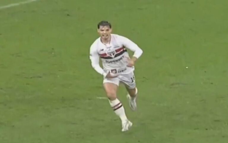 Decisão polêmica do árbitro em Corinthians x São Paulo divide opiniões