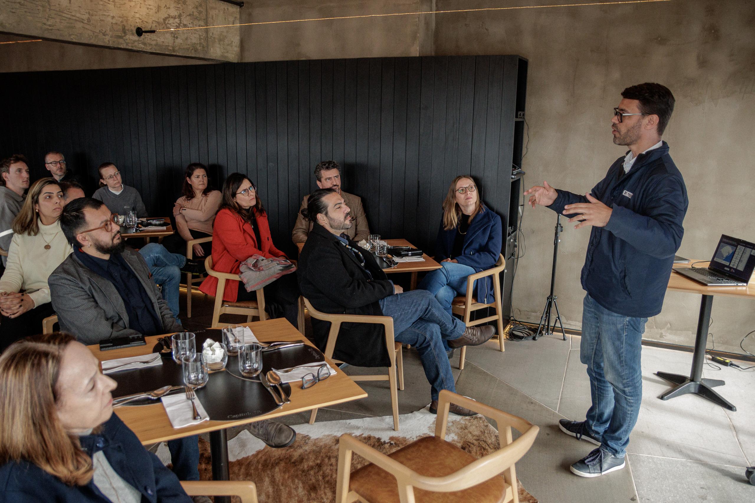 Jeferson Sigales acompanhando a palestra sobre desenvolvimento regional