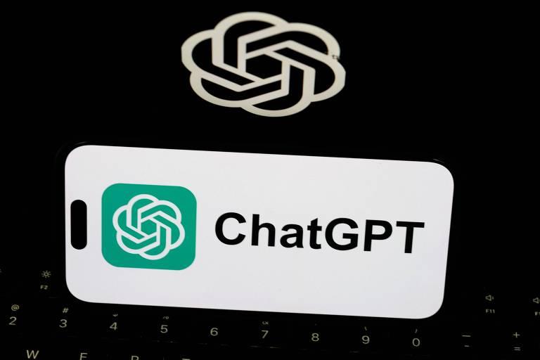 Tela de smartphone exibe o logotipo do ChatGPT ao lado do nome em texto preto sobre fundo branco.