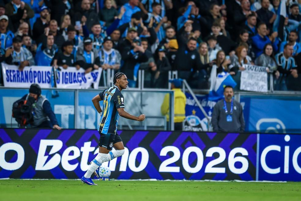 Tetê comemora gol contra o Santos na Arena