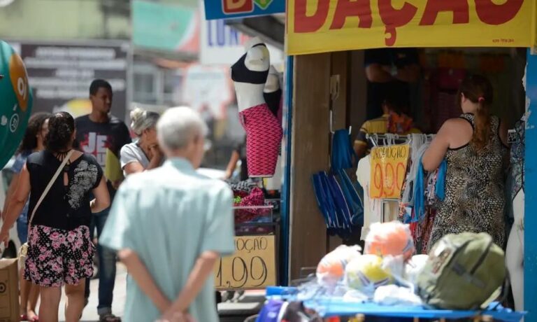 Comissão da Câmara vota fim da escala 6×1 e reduz jornada de trabalho para 40 horas semanais
