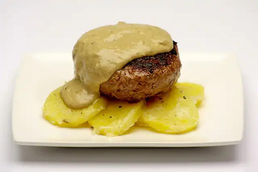 Hambúrguer de prato com molho de mostarda e Galetes de batata