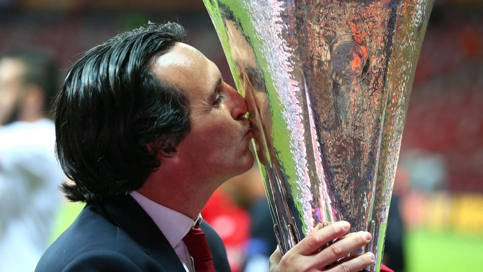 Unai Emery com um dos títulos conquistados da Liga Europa