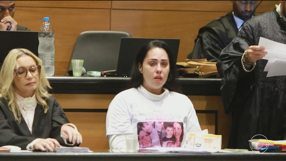 Monique Medeiros, mãe de Henry Borel, usava uma camiseta com fotos do filho