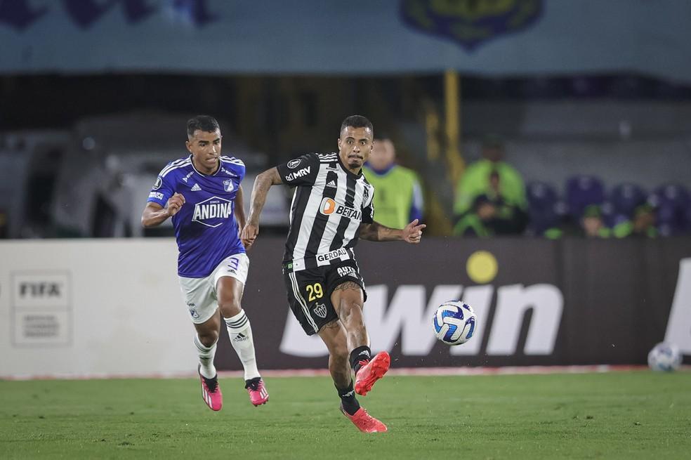 Volante Allan em lance durante Millonarios x Atlético-MG, em Bogotá