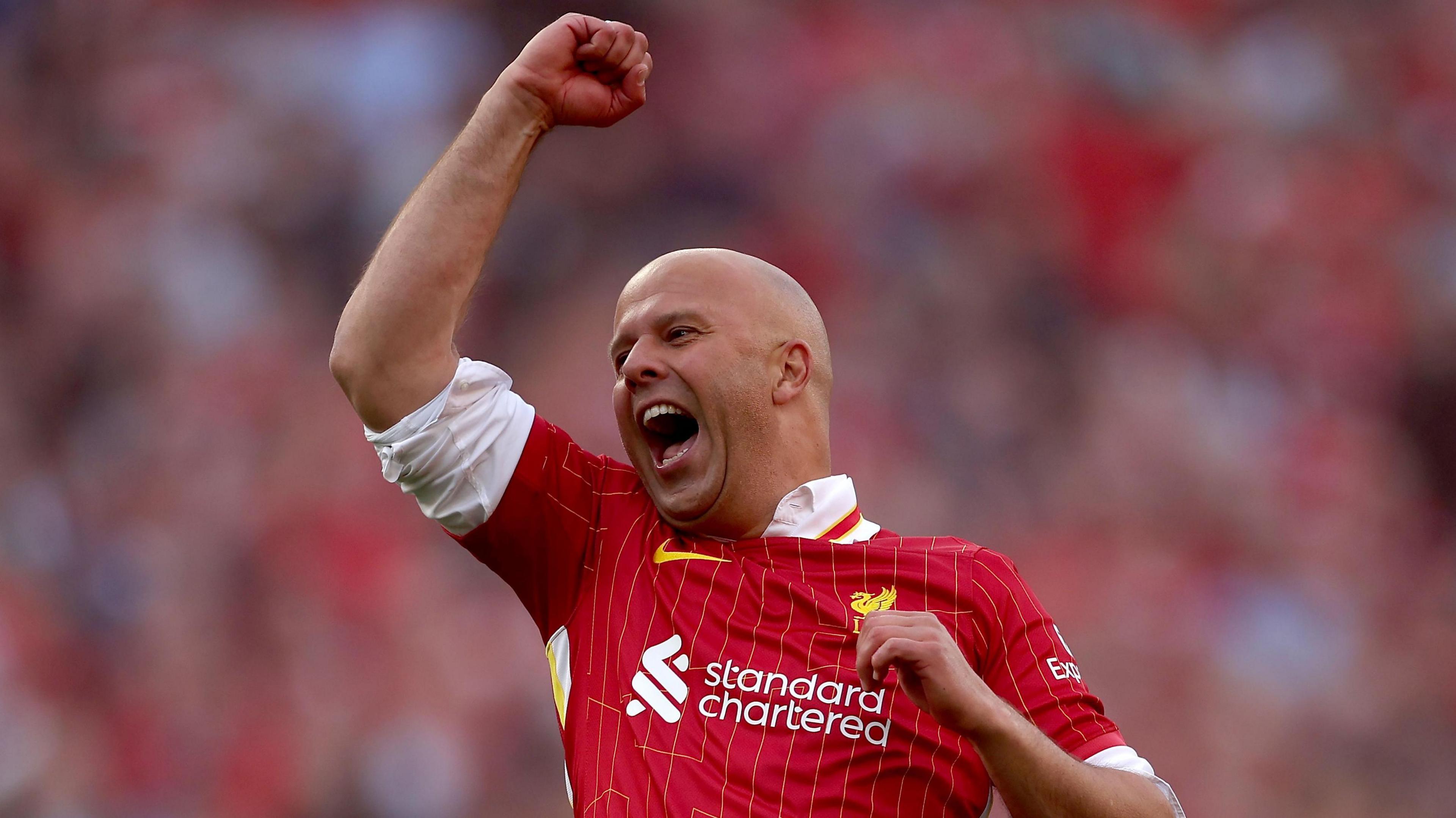 Arne Slot celebrando frente à The Kop após a conquista do 20º título