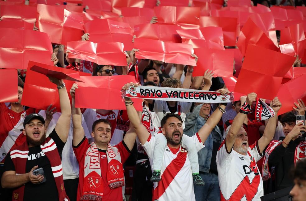 Torcida do Rayo Vallecano na semifinal da Liga Conferência