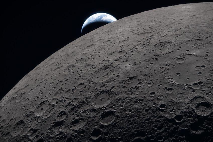 Superfície lunar e a Terra ao fundo