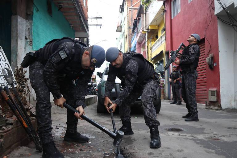Policiais militares retiram barricadas do PCC em Paraisópolis, zona sul de SP