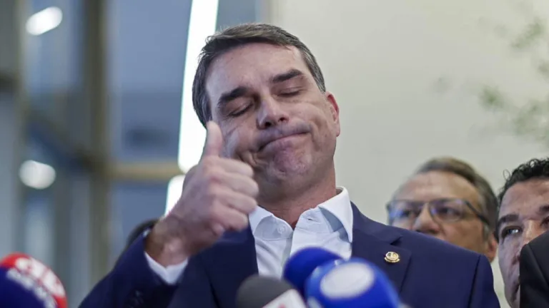 Caos na Campanha de Flávio Bolsonaro: Demissão e Novas Estratégias no QG