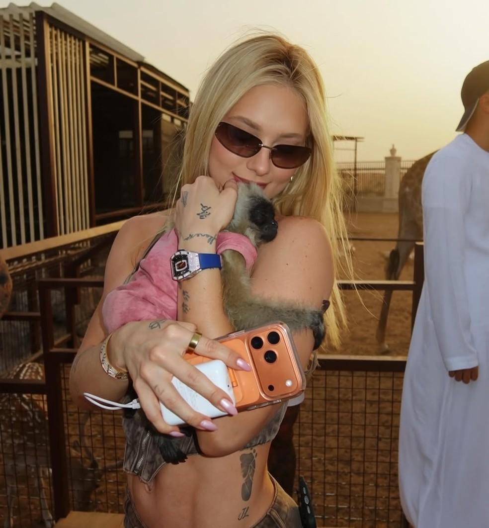 Virginia Fonseca exibiu relógio milionário durante passeio em zoológico