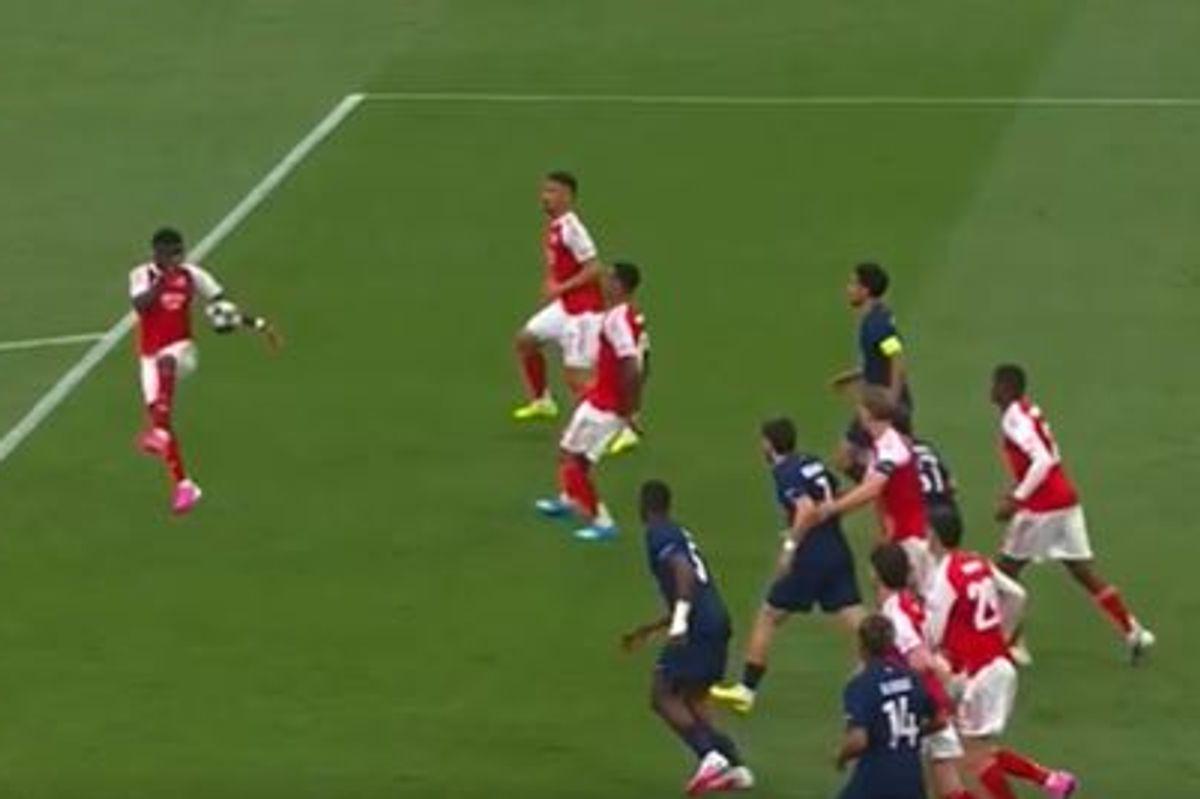 Bukayo Saka hermeticamente abordado na área do Arsenal