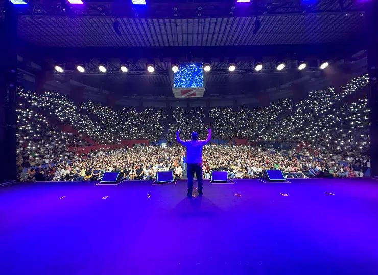 Raphael Ghanem em espetáculo de humor