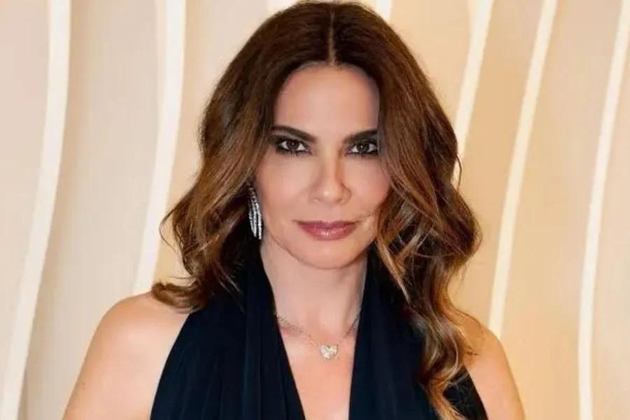 Foto colorida de Luciana Gimenez