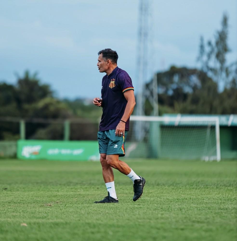 Júnior Amorim, técnico do Sampaio