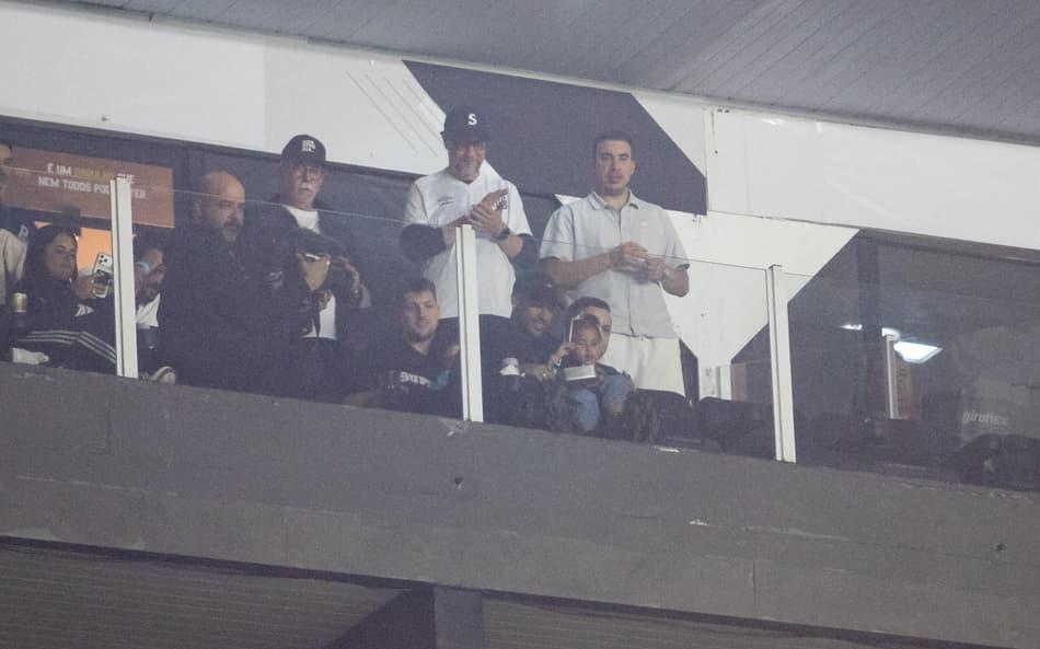 Neymar acompanha partida do Santos em camarote da Vila Belmiro.