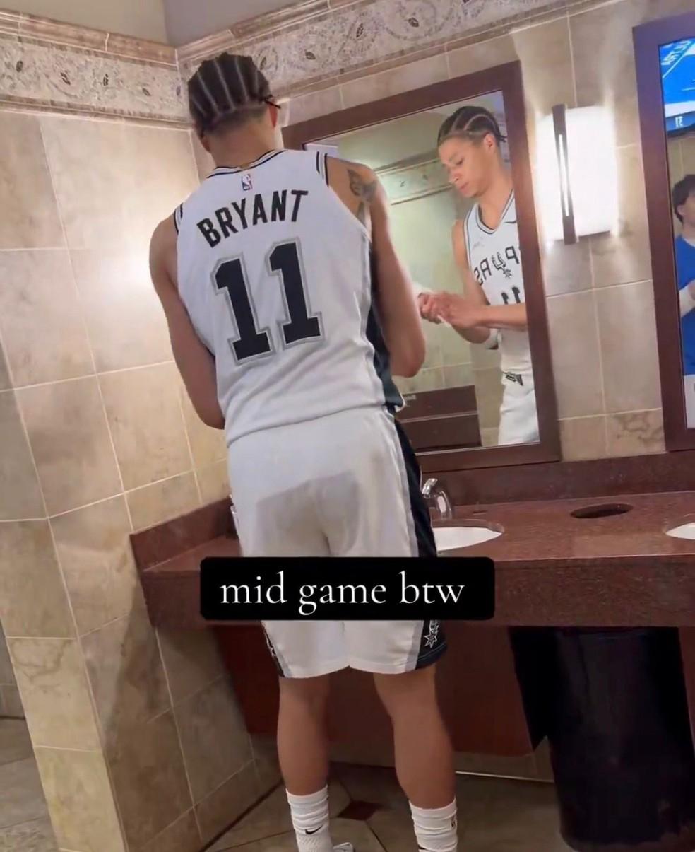 Bryant usa banheiro público durante jogo do Spurs