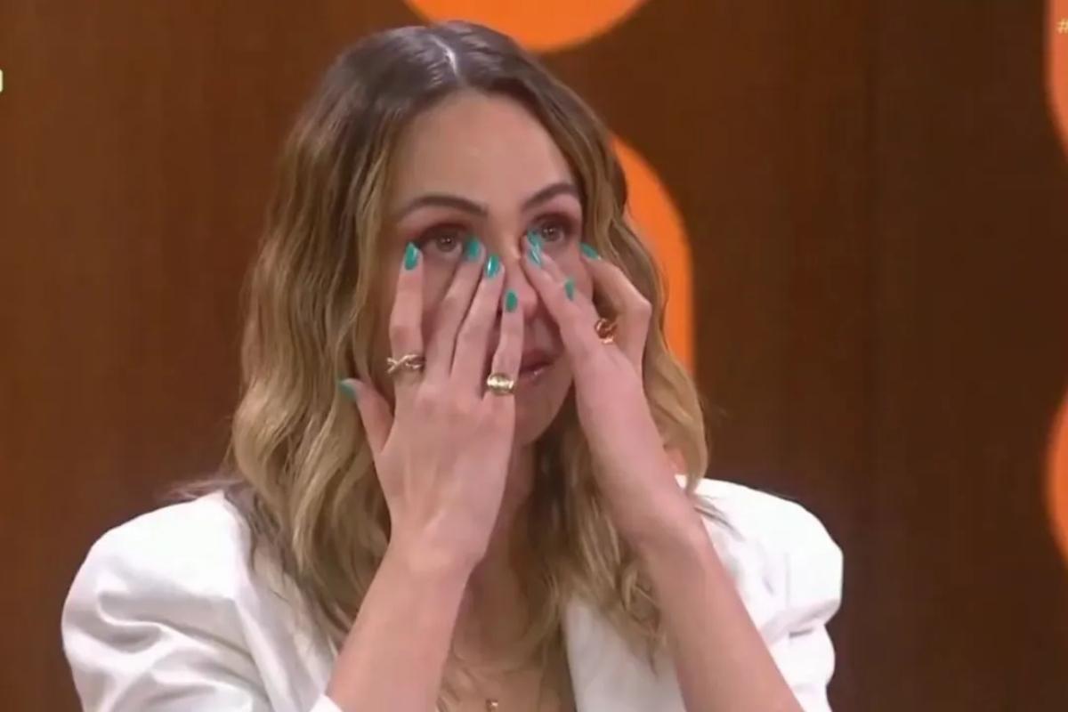 Ana Paula Renault chorando no 'Saia Justa'