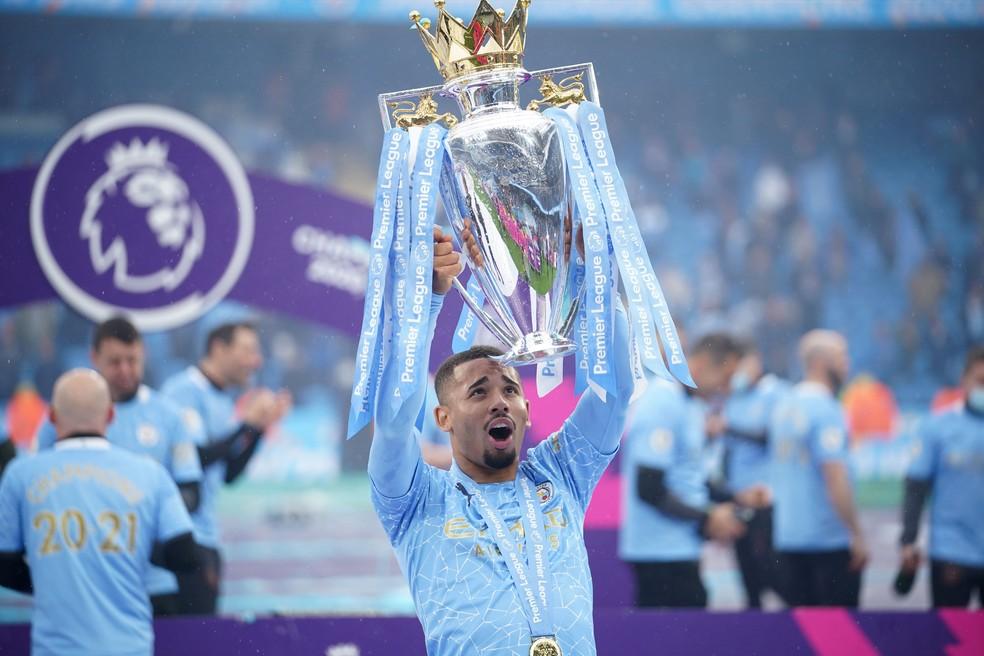 Gabriel Jesus com o troféu do Campeonato Inglês