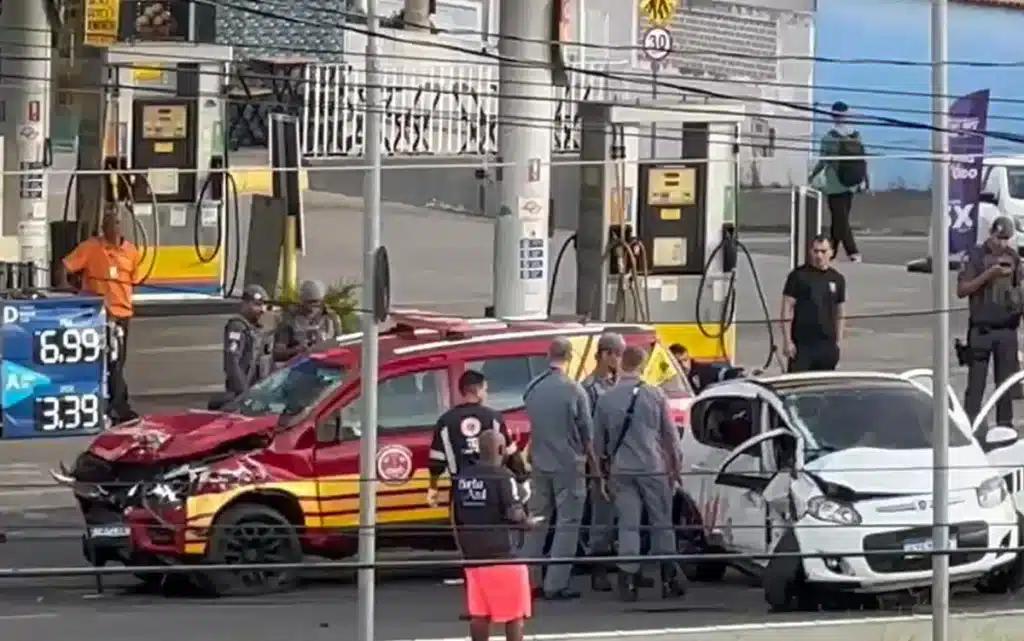 Batida entre veículos aconteceu em cruzamento na região da Avenida Ruy Rodrigues