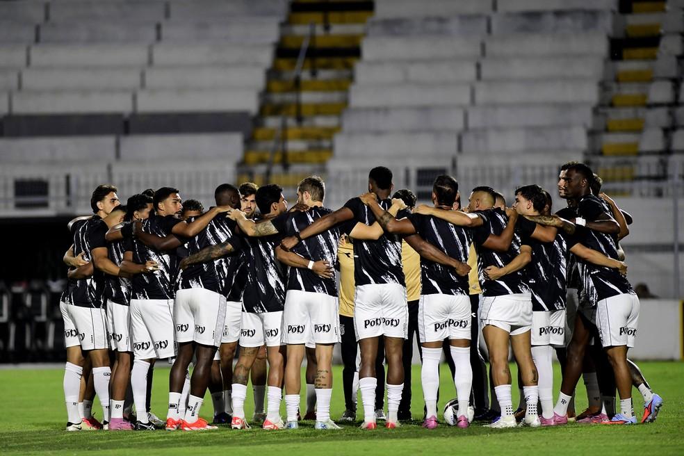 Elenco da Ponte antes de jogo pela Série B