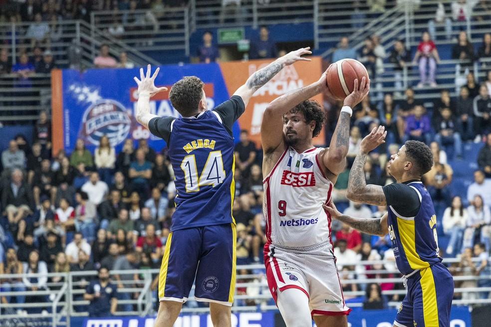 Lance de Lucas Dias em Franca x Mogi no jogo 5 das quartas de final do NBB 2025/2026