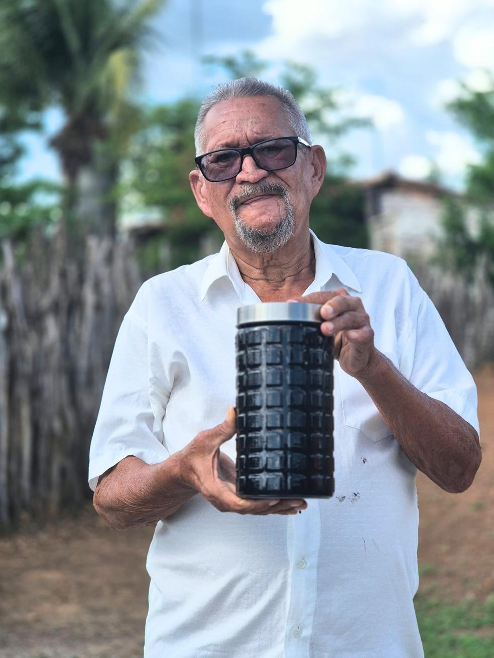 Sidrônio segurando pote com líquido encontrado