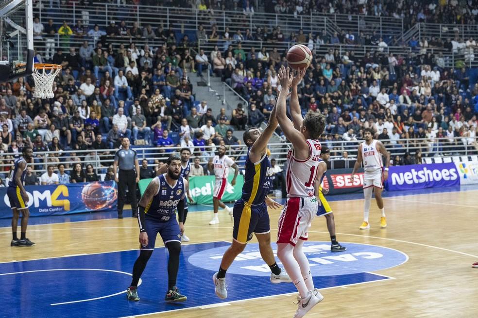Lance de Laterza em Franca x Mogi no jogo 5 das quartas de final do NBB 2025/2026