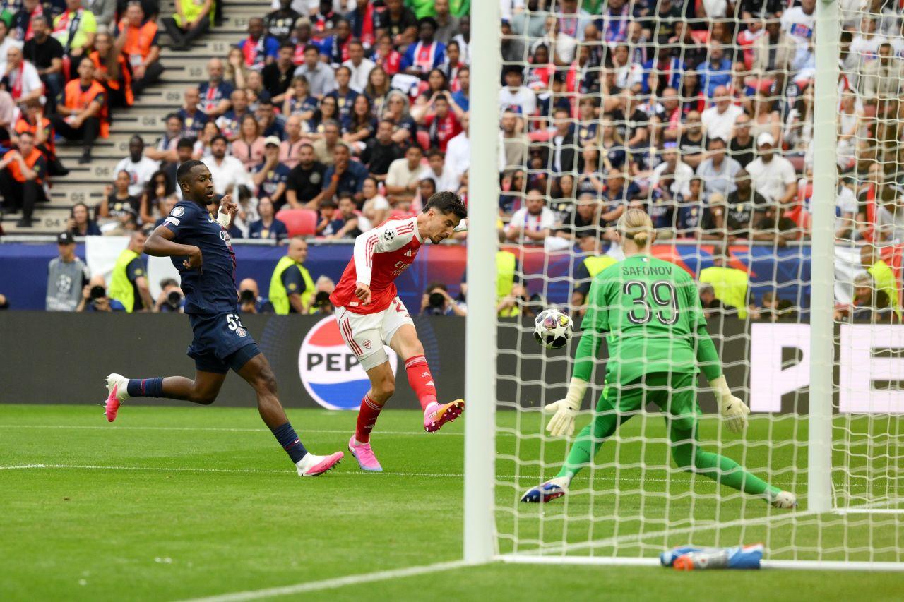 Arsenal's Kai Havertz smashes the ball to score the opening goal.