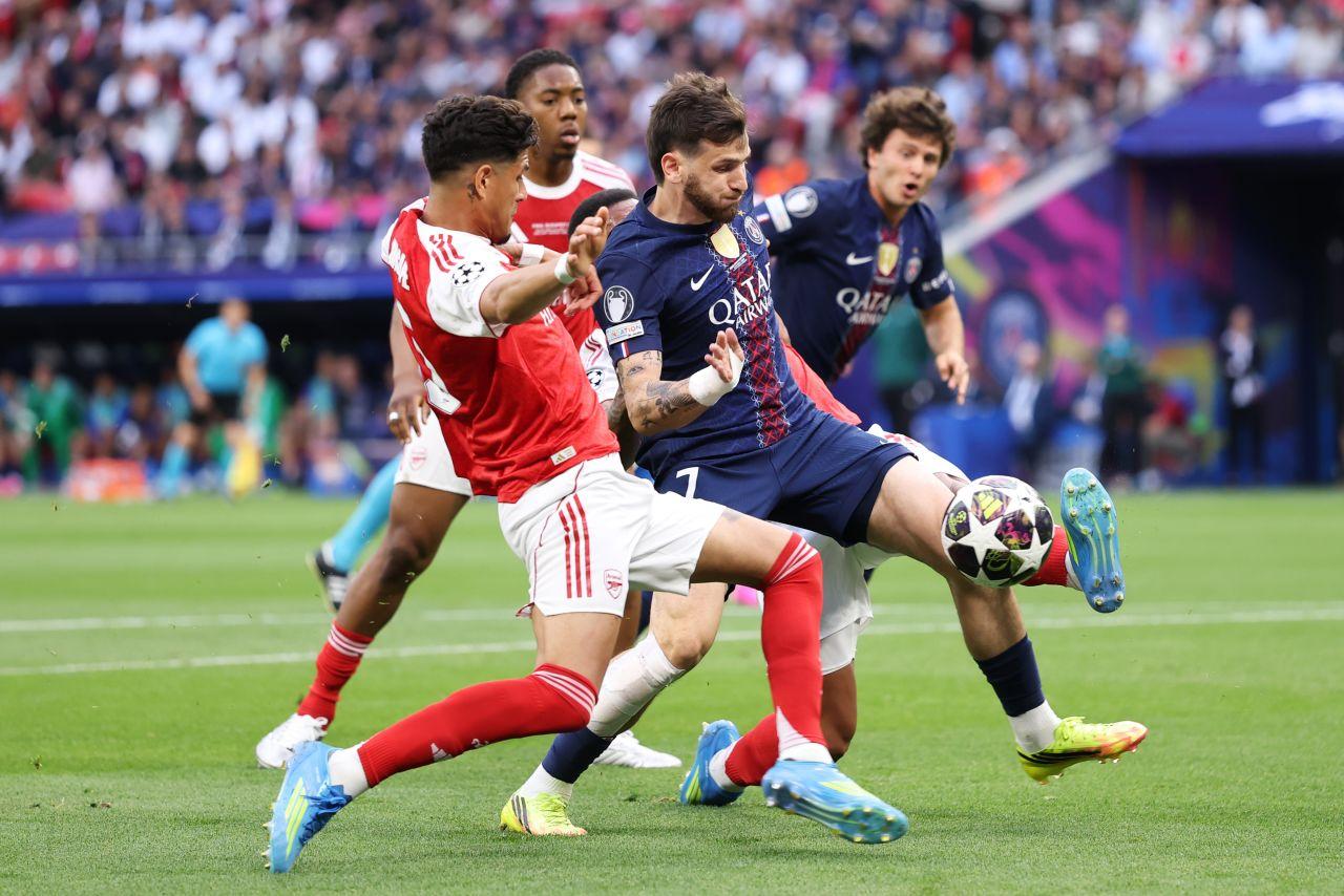 PSG's Khvicha Kvaratskhelia is challenged by Piero Hincapié in the first half.
