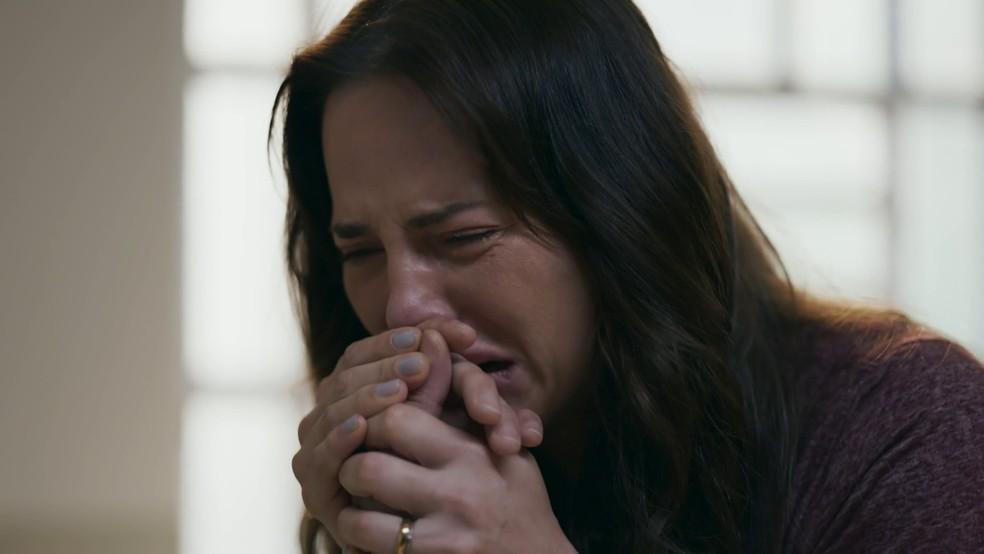 Adriana se desespera ao reconhecer o corpo de Carlos em Quem Ama Cuida