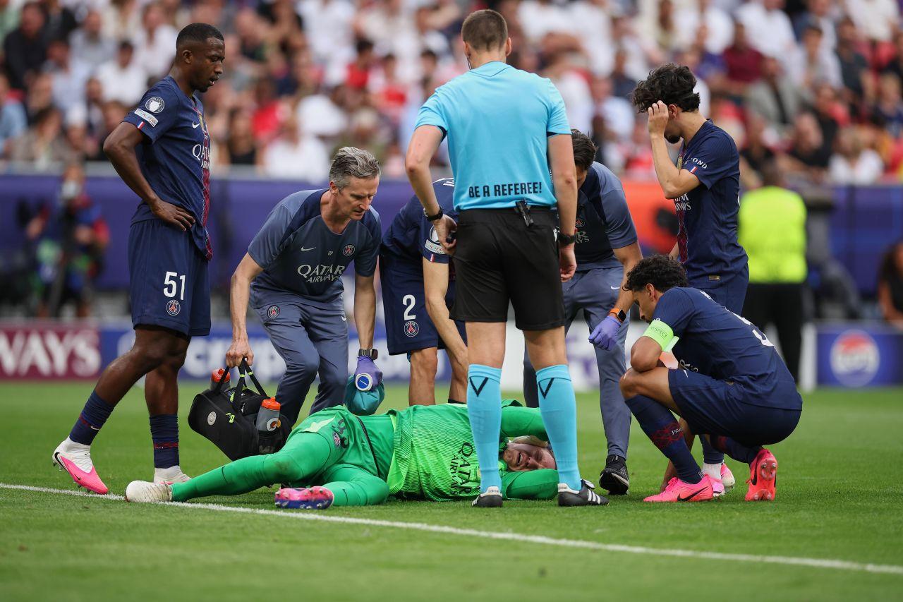 PSG goalkeeper Matvéi Safónov receives attention after a collision.