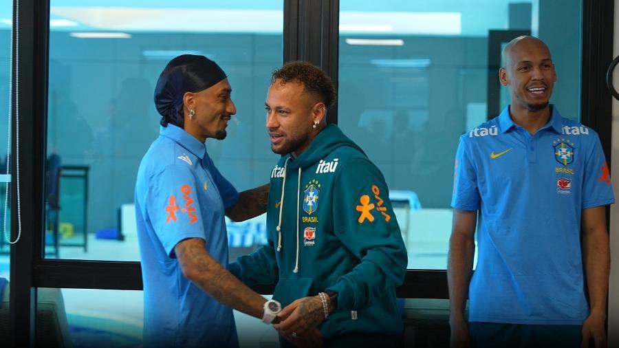 Neymar abraça Raphinha na apresentação da seleção brasileira para a Copa do Mundo