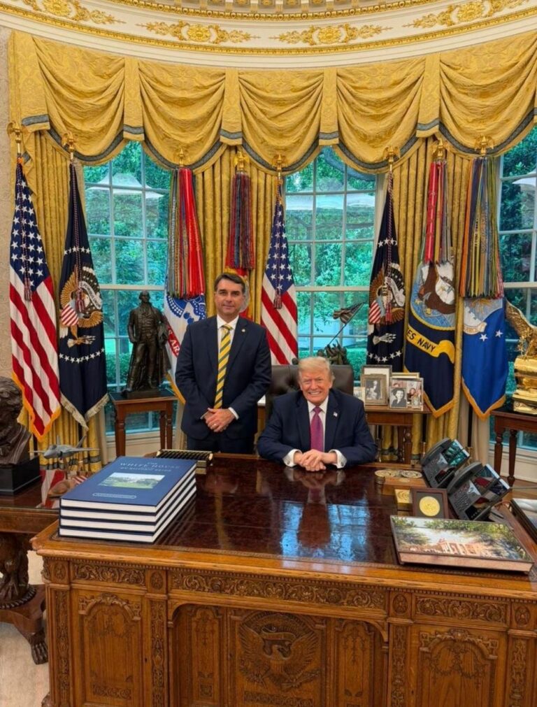 Flávio Bolsonaro Encontra Trump: Tentativa de Minimizar Crise do Caso Vorcaro