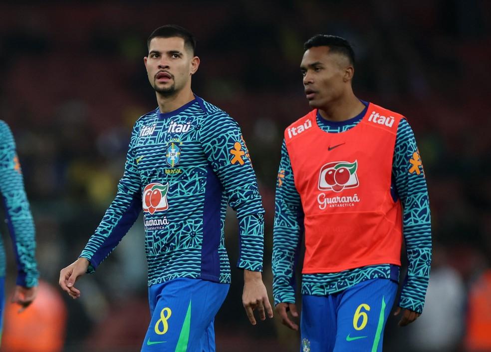 Bruno Guimarães e Alex Sandro aquecem antes de Brasil x Senegal