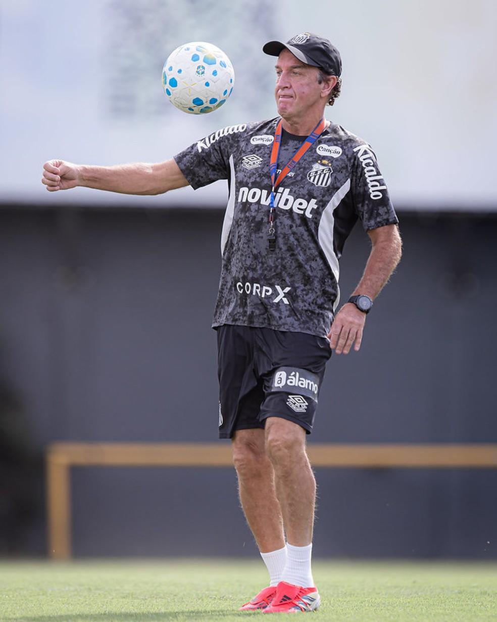 Técnico Cuca durante treino do Santos