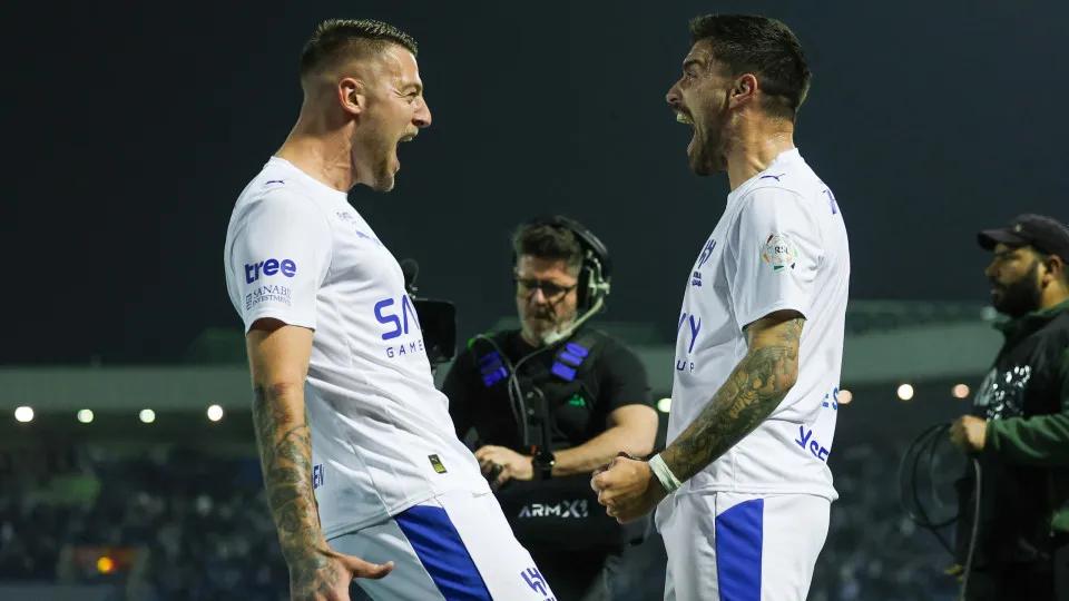 Rúben Neves em campo pressionando Cristiano Ronaldo
