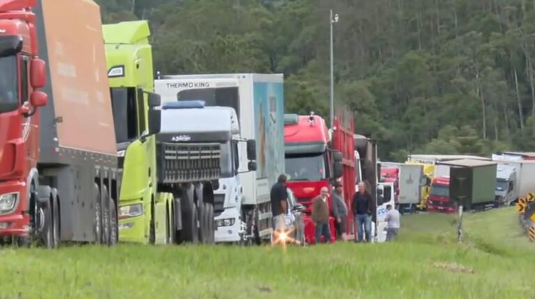 Caminhão Tomba e Bloqueia BR-116 por Mais de 12 Horas na Grande Curitiba