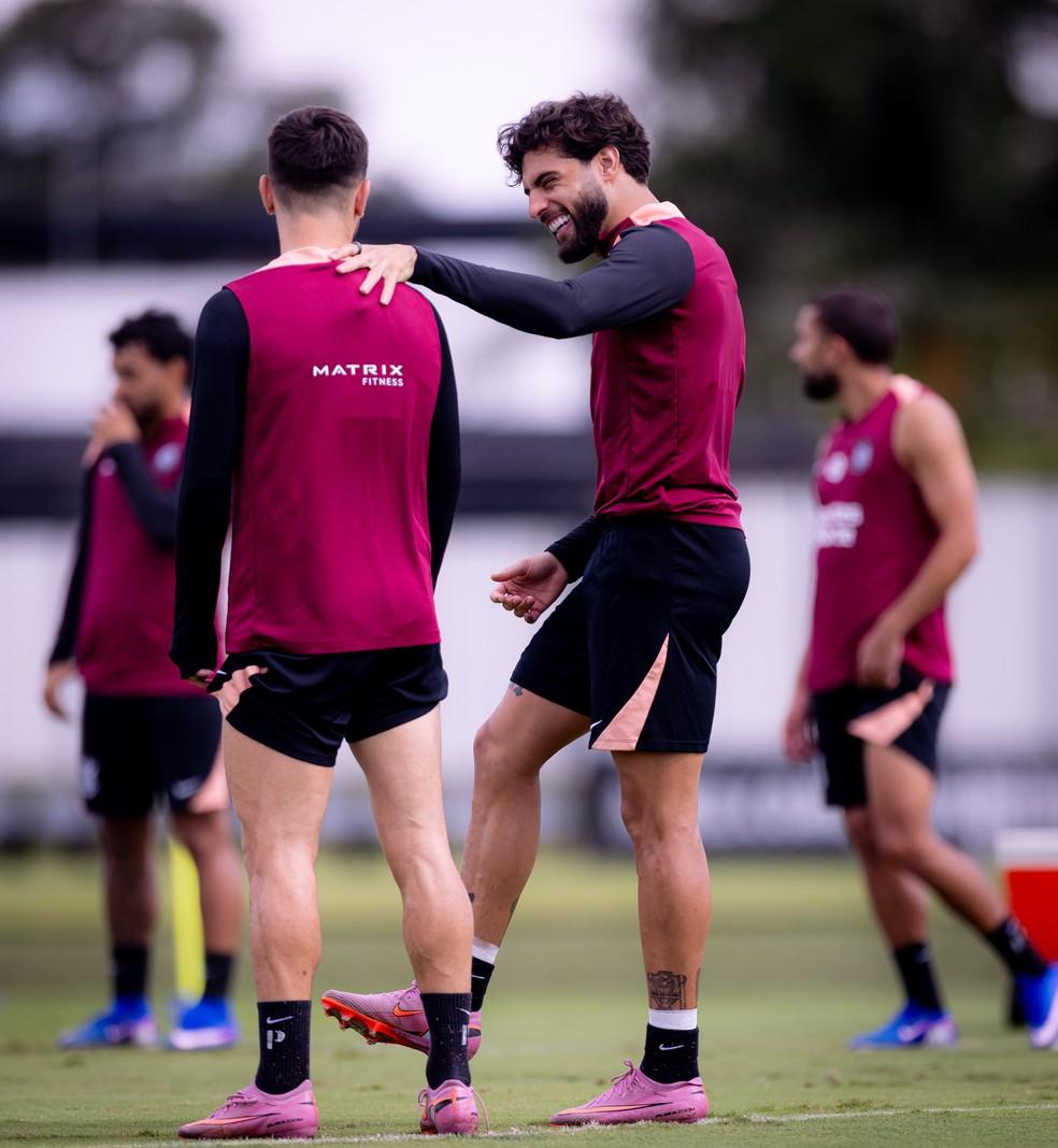 Garro e Yuri Alberto durante treino do Corinthians no CT Joaquim Grava