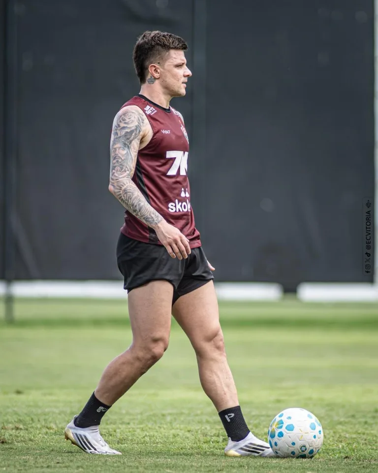 Kayzer e Renê: A Sana Disputa por Posição no Vitória