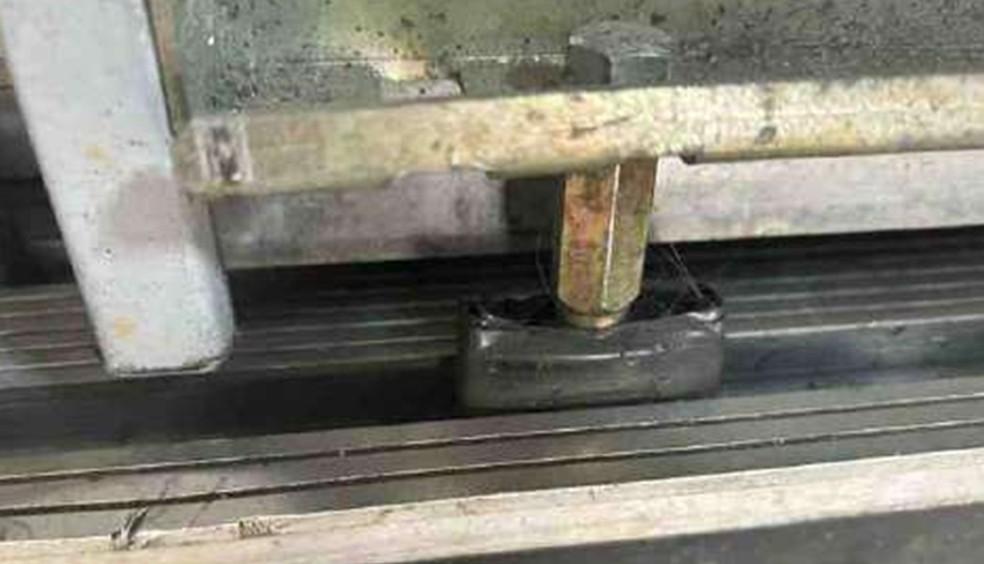 Fita isolante foi utilizada em corrediças de portas de um dos elevadores do condomínio onde mulher ficou paraplégica, em João Pessoa