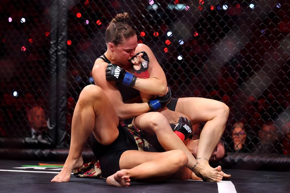 Ronda Rousey aplicou uma chave de braço em Gina Carano com 17 segundos de luta