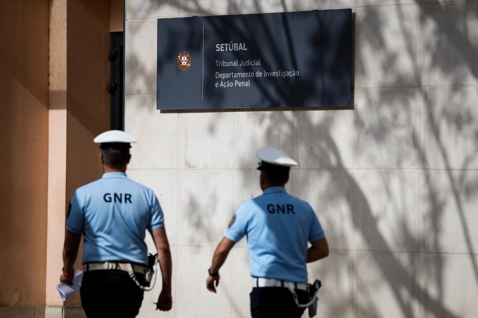 Agentes da Guarda Republicana Nacional Portuguesa em frente ao tribunal de Setúbal