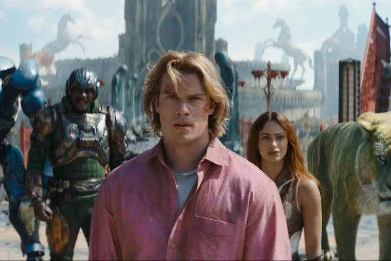 Nicholas Galitzine e Camila Mendes revelam detalhes da nova adaptação de He-Man na Virada Cultural