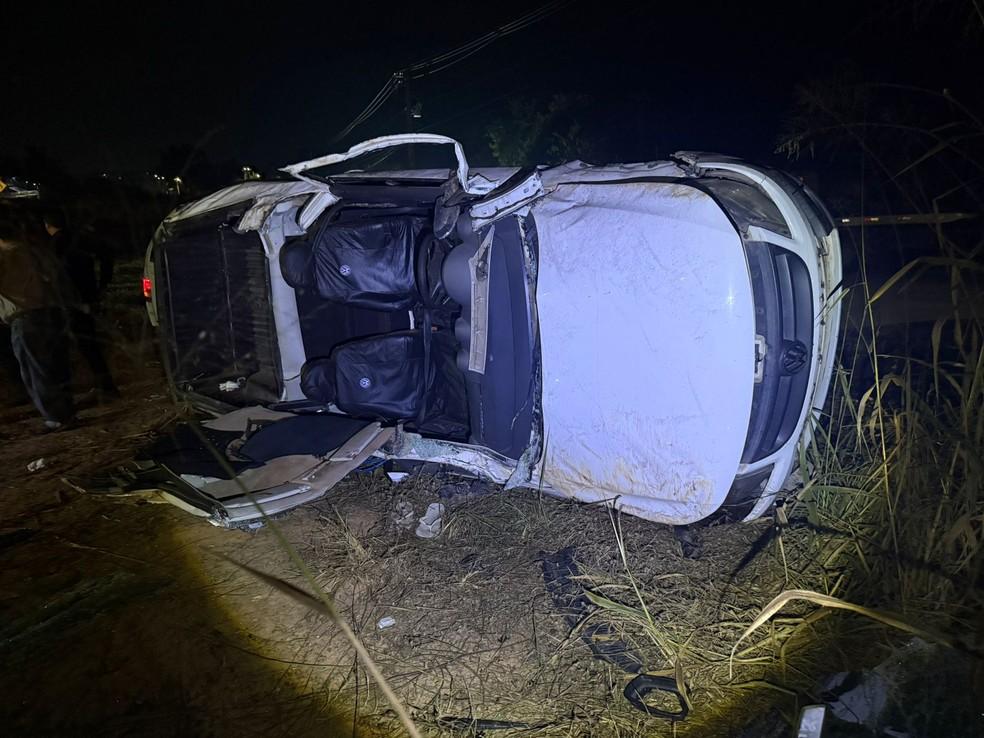 Caminhonete capota e passageiro morre na BR-262, em Nova Serrana