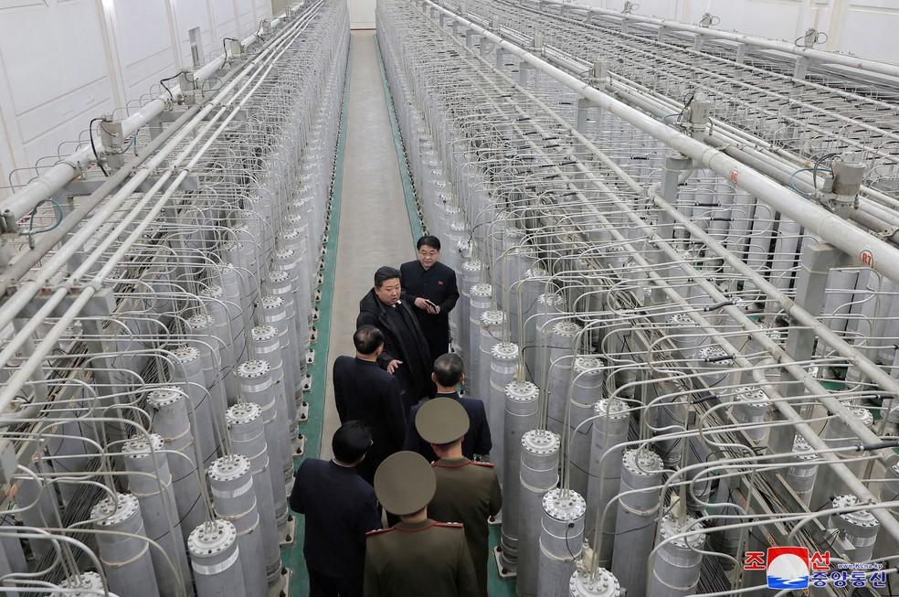 O líder da Coreia do Norte, Kim Jong-un, visita uma base de produção de material nuclear e um instituto de armas nucleares em janeiro de 2025.
