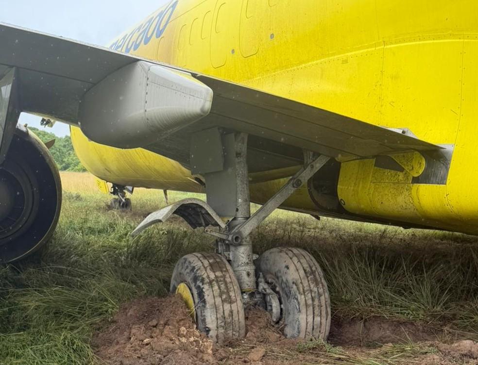 Pneus do trem de pouso do avião que saiu da pista em Salvador ficaram enterrados na grama