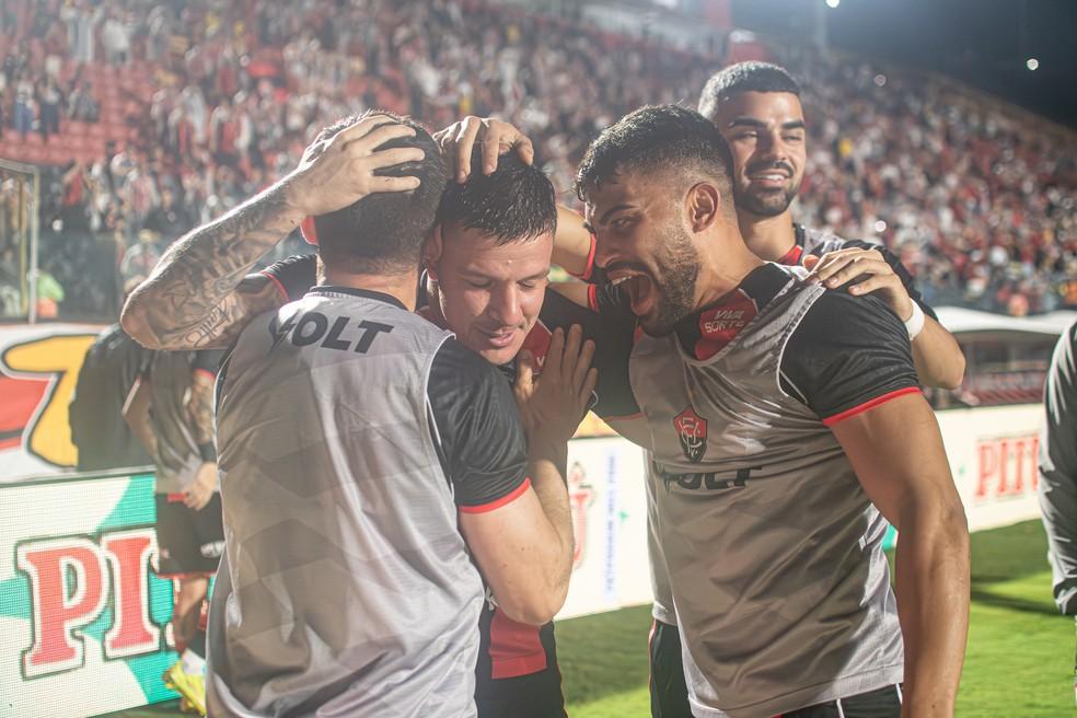 Jogadores do Vitória comemorando gol de Renato Kayzer
