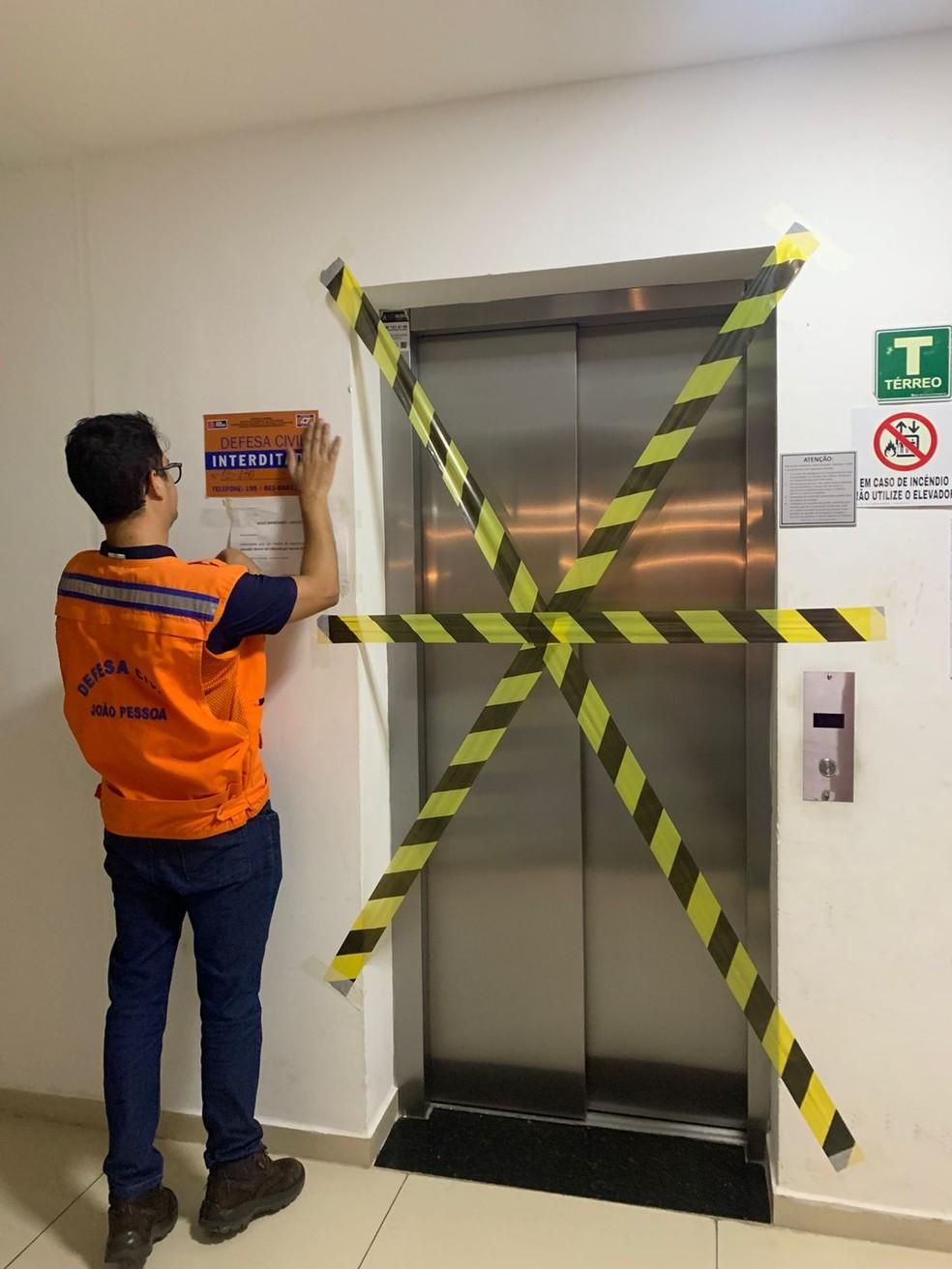 Elevador interditado após um equipamento desabar com mulher dentro, em João Pessoa